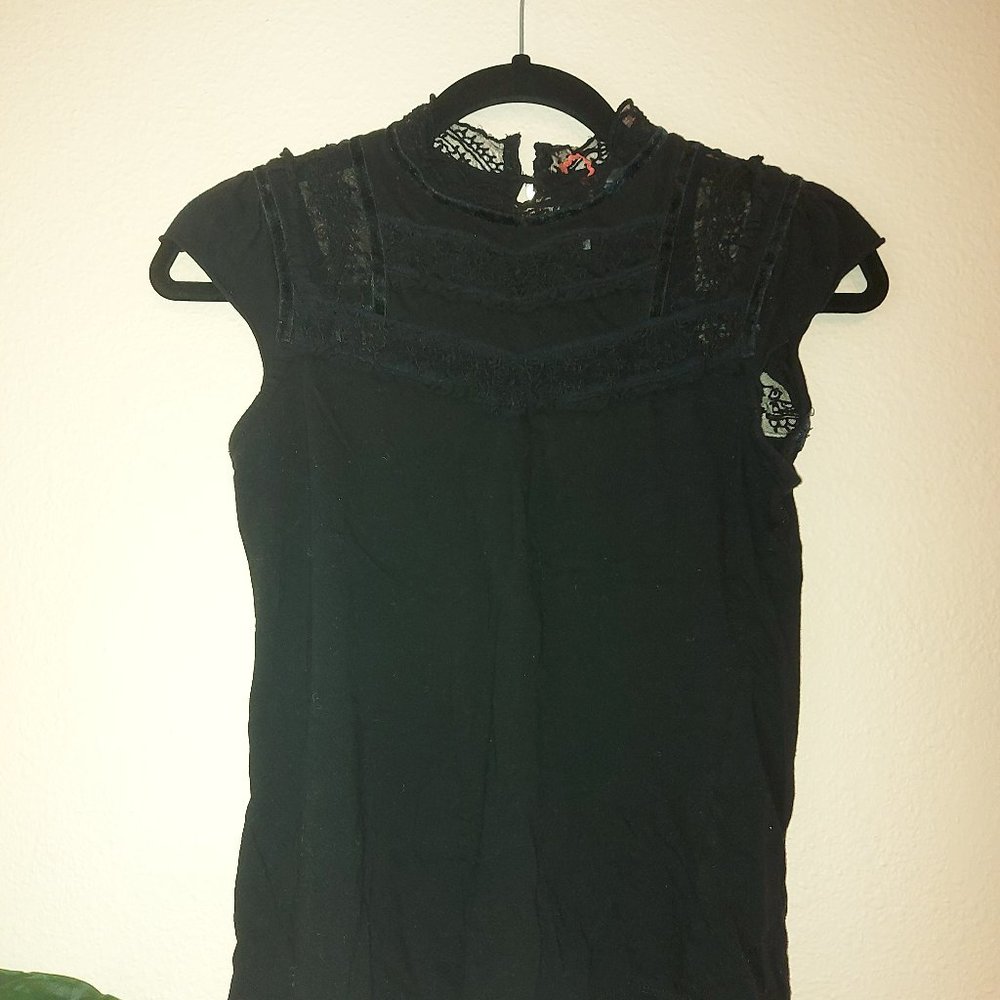 High neck S/S tee w/ Lace